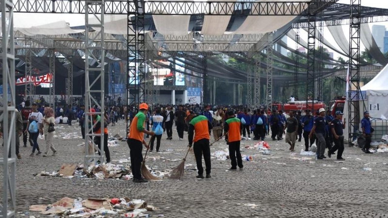 Dinas Lingkungan Hidup DKI Jakarta berhasil mengangkut 164 ton sampah sisa kegiatan Hari Buruh di kawasan Monas dan sekitarnya, menunjukkan kesigapan dalam Penanganan Sampah Hari Buruh DKI dan pentingnya peran aktif masyarakat.