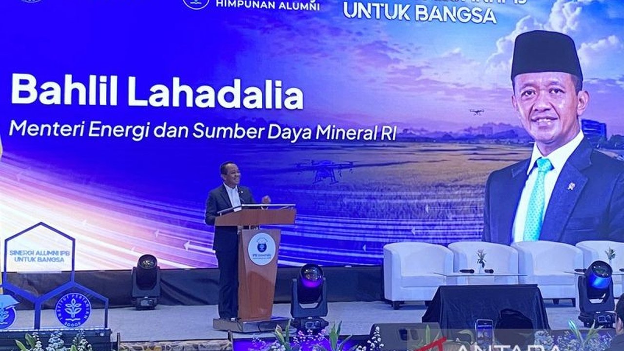 Menteri ESDM Bahlil Lahadalia menegaskan Indonesia akan terus memanfaatkan batu bara untuk pembangkit listrik. Tujuannya efisiensi, menjaga tarif listrik, dan ketahanan energi nasional.