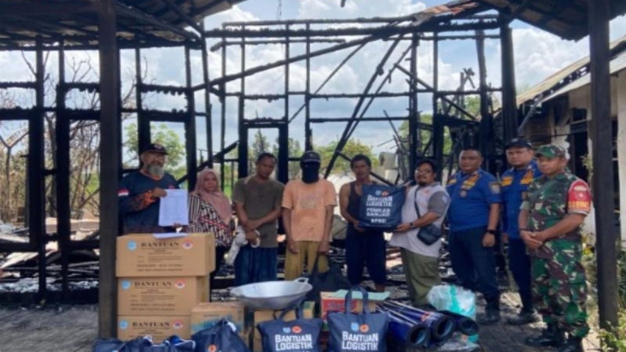 BPBD Banjar salurkan logistik kepada warga terdampak kebakaran di Desa Guntung Ujung, Kecamatan Gambut, sebagai respons cepat untuk memenuhi kebutuhan mendesak dan meringankan beban korban, memastikan pemulihan berjalan efektif.