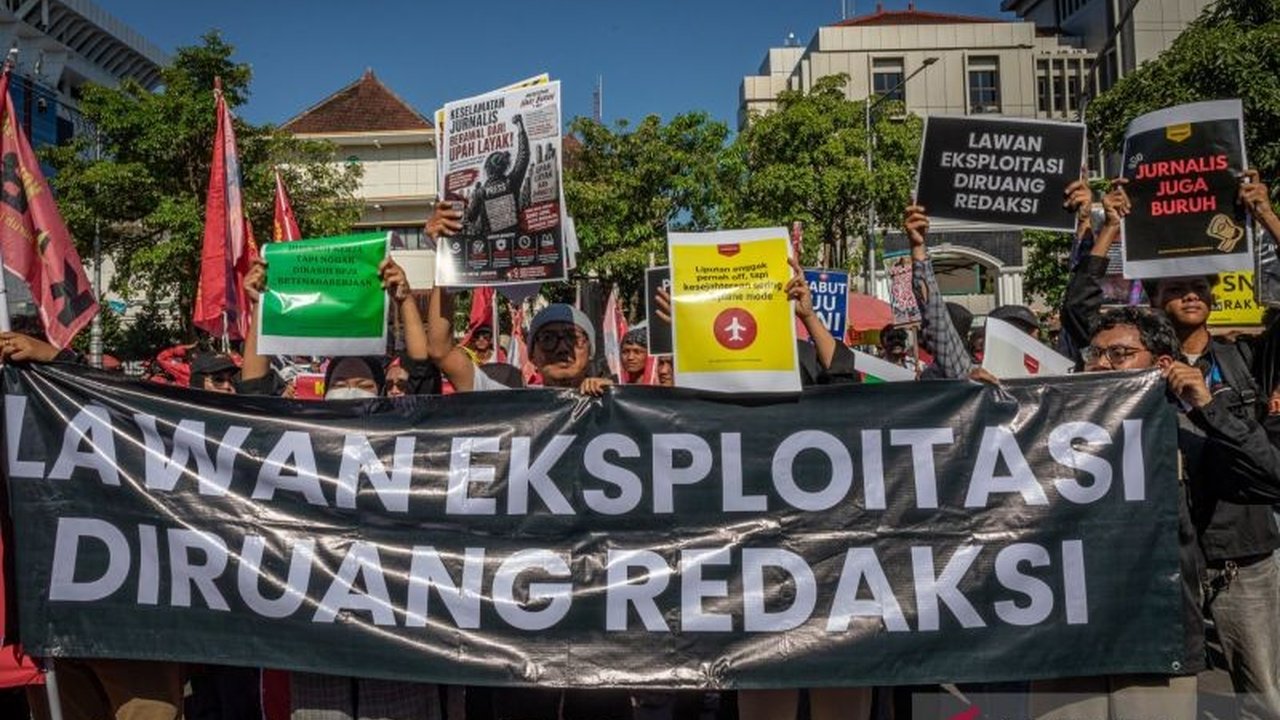 AJI Palu soroti upah jurnalis di Sulteng yang memprihatinkan. Survei ungkap banyak bergaji di bawah UMP, memicu desakan agar perusahaan media menjamin kesejahteraan jurnalis dan pemerintah perkuat pengawasan.