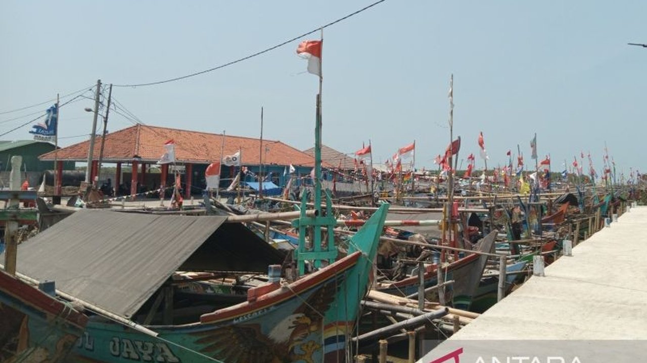 Pemerintah Kabupaten Cirebon berupaya keras agar 17 ribu nelayan di wilayahnya terlindungi Jamsostek Nelayan Cirebon. Saat ini, baru sebagian kecil yang terdaftar, bagaimana strategi Pemkab Cirebon?