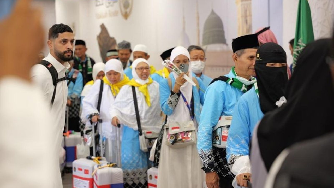 Rombongan perdana jamaah haji khusus Indonesia telah tiba di Madinah pada Sabtu, menandai dimulainya fase ibadah yang lebih singkat dibandingkan haji reguler, dengan pengawasan ketat dari Kementerian Haji dan Umrah.