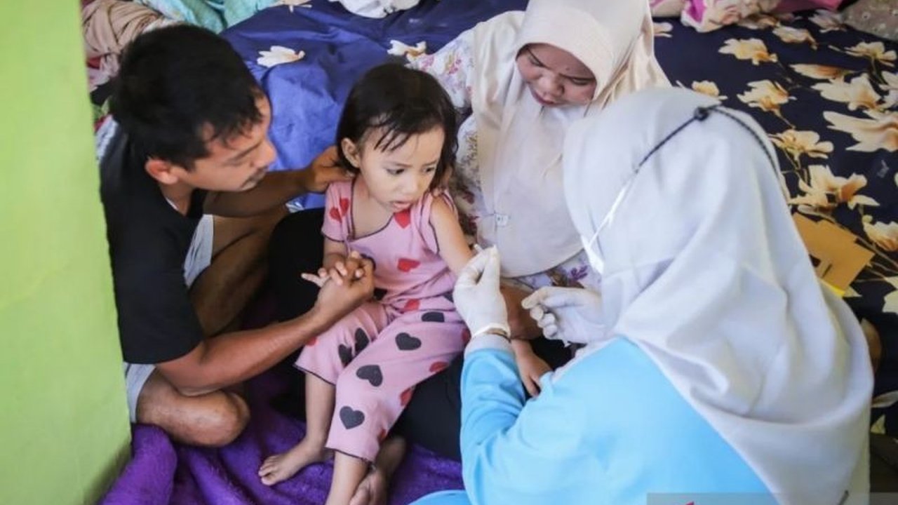 Dinkes Riau gencar lakukan imunisasi campak tambahan di Pekanbaru mulai 27 Oktober 2025, menyusul 89 kasus positif dan rendahnya capaian imunisasi dasar di kota tersebut.