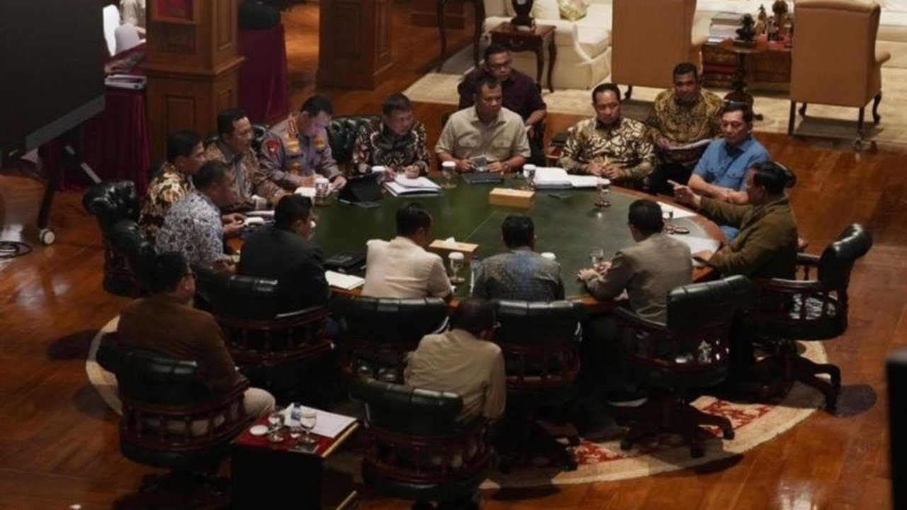 Presiden Prabowo Subianto menggelar Ratas Prabowo Hambalang bersama Kabinet Merah Putih, fokus pada isu strategis pendidikan, hilirisasi, serta penguatan pertahanan dan keamanan nasional.