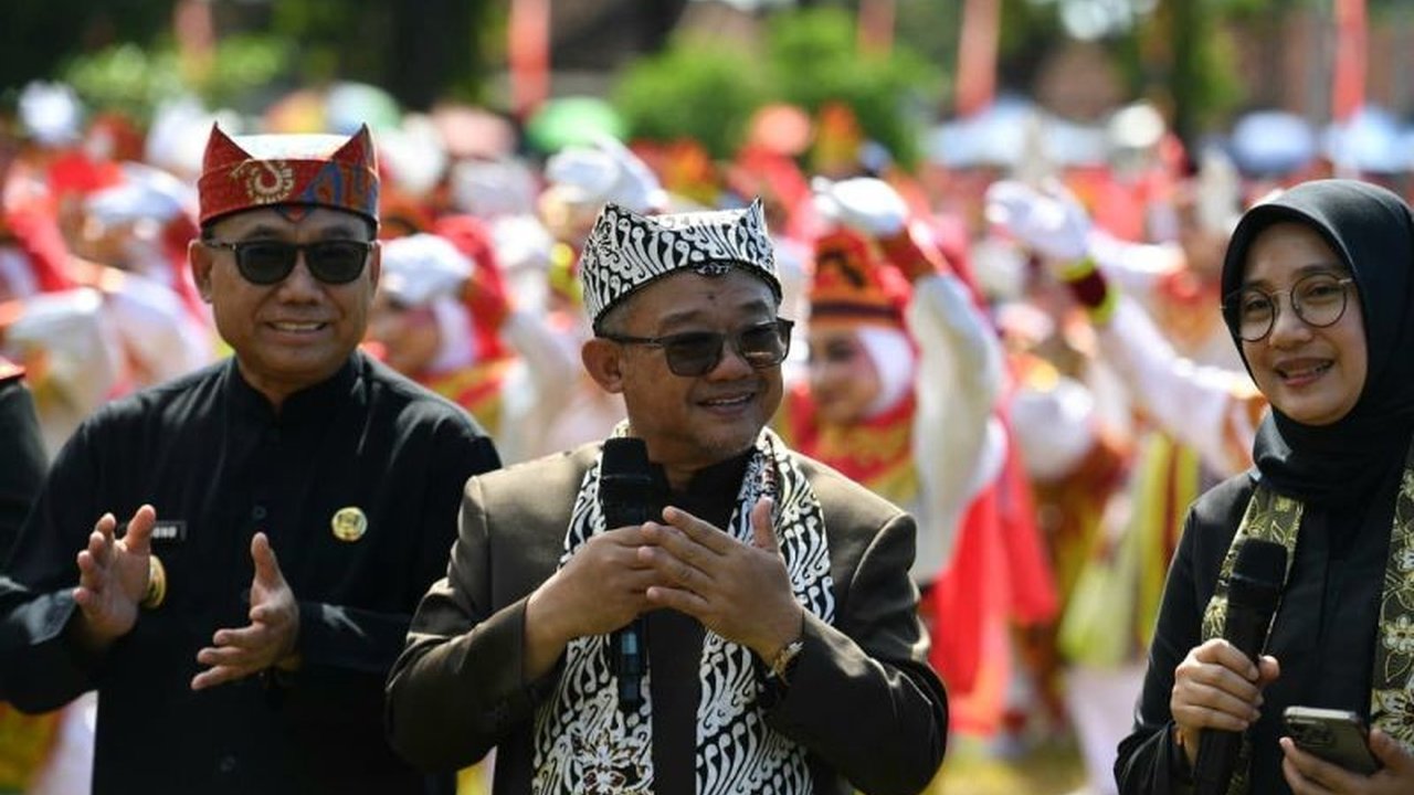 Menteri Pendidikan Dasar dan Menengah (Mendikdasmen) Abdul Mu'ti menyampaikan apresiasi tinggi atas dedikasi guru di seluruh Indonesia pada peringatan Hardiknas, menegaskan peran vital mereka sebagai fondasi kemajuan pendidikan nasional.