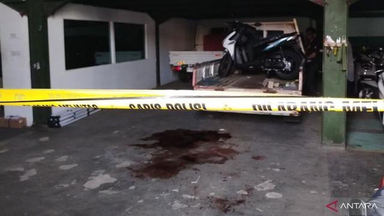 Kepolisian Resor Cianjur, Jawa Barat, memasang garis polisi di lokasi pembacokan seorang pria yang tewas di gudang sepeda motor, Kelurahan Muka, Kecamatan Cianjur, Sabtu (2/5/2026) (ANTARA)