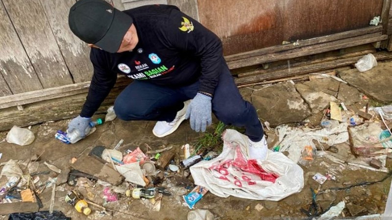 Bupati Kubu Raya Sujiwo memimpin Aksi Bersih Lingkungan Kubu Raya di Pasar Sungai Kakap, mengajak masyarakat untuk peduli kebersihan demi menciptakan pasar yang tertata dan nyaman.