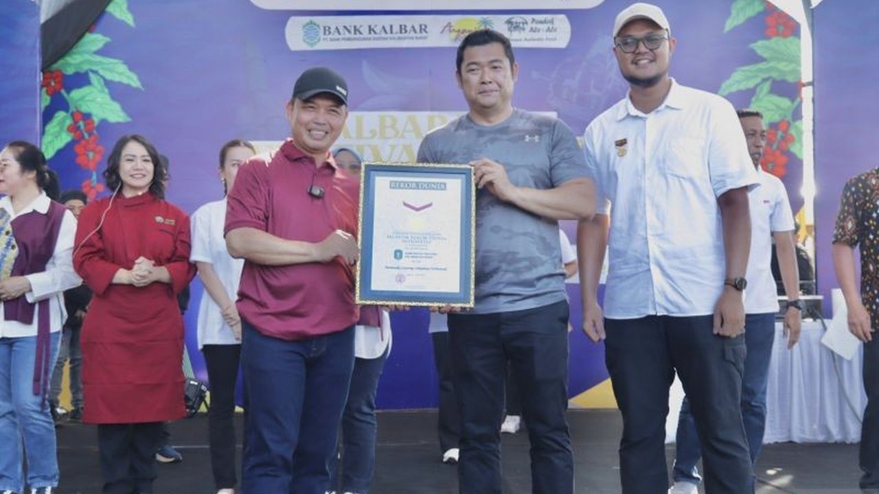 Pemerintah Provinsi Kalimantan Barat mencetak Rekor MURI dengan menyajikan 12.000 porsi Lontong Sukadana, menandai Festival Pangan Kalbar ke-7 dan Saprahan Khatulistiwa ke-6, sebagai upaya promosi kuliner lokal.