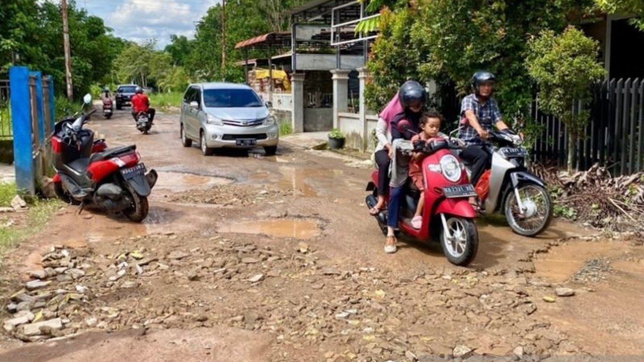 Bupati Kubu Raya, Sujiwo, memastikan perbaikan jalan batas kota yang krusial akan segera terealisasi pada tahun 2026. Simak detail rencana penanganan infrastruktur vital ini.