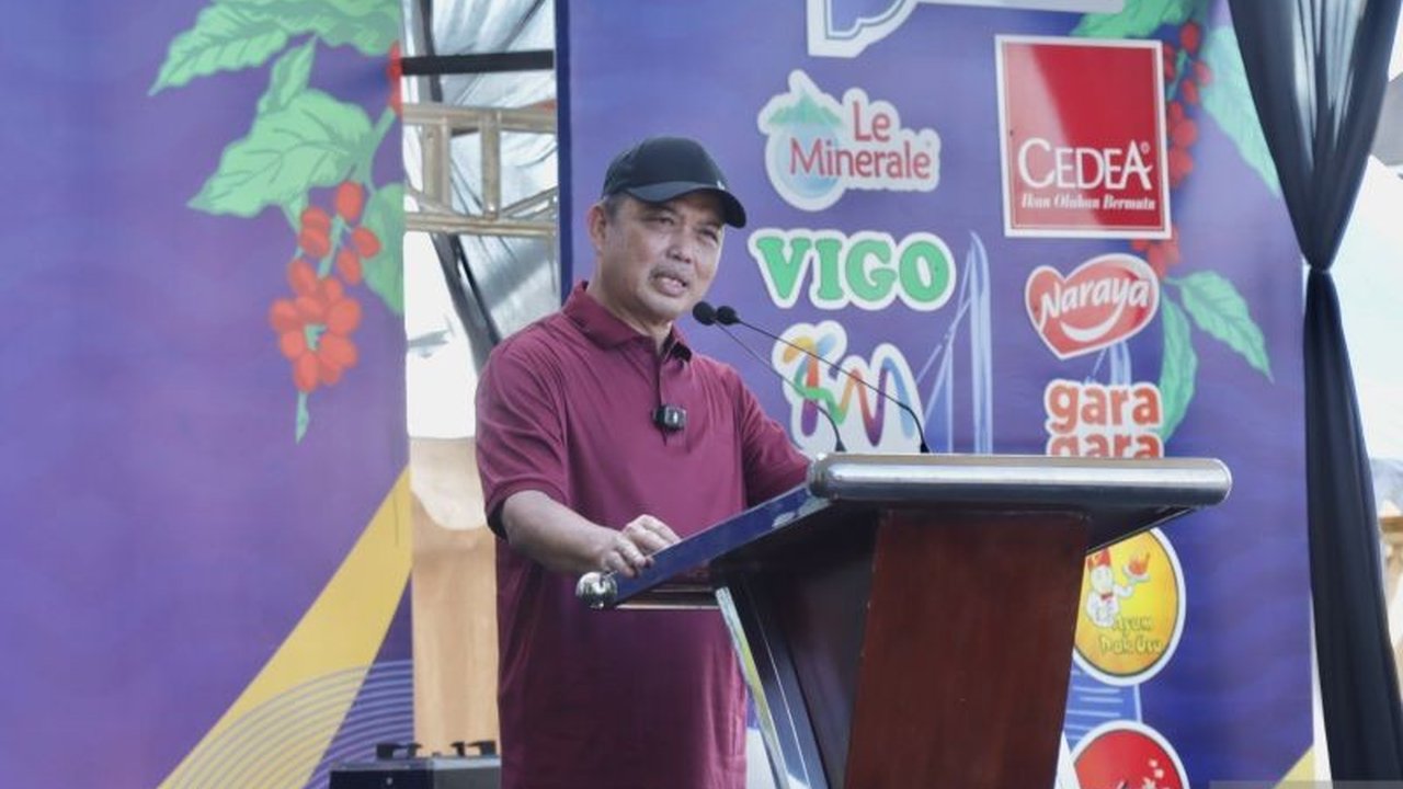Gubernur Kalbar Ria Norsan berkomitmen memastikan pemerataan akses pendidikan di seluruh wilayah, termasuk daerah terpencil, melalui subsidi SPP dan digitalisasi sekolah untuk mewujudkan Indonesia Emas 2045.
