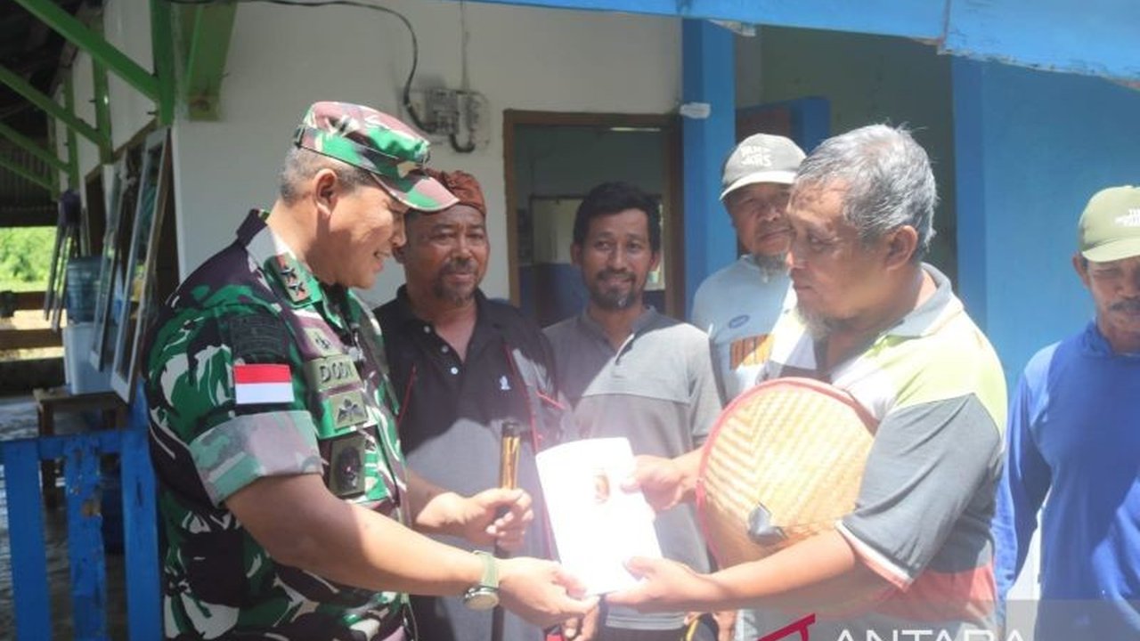 Kodam XV/Pattimura menyalurkan bantuan untuk perbaikan Masjid Darussalam di Desa Waili, Maluku Utara, menunjukkan kepedulian TNI terhadap sarana ibadah dan masyarakat setempat.