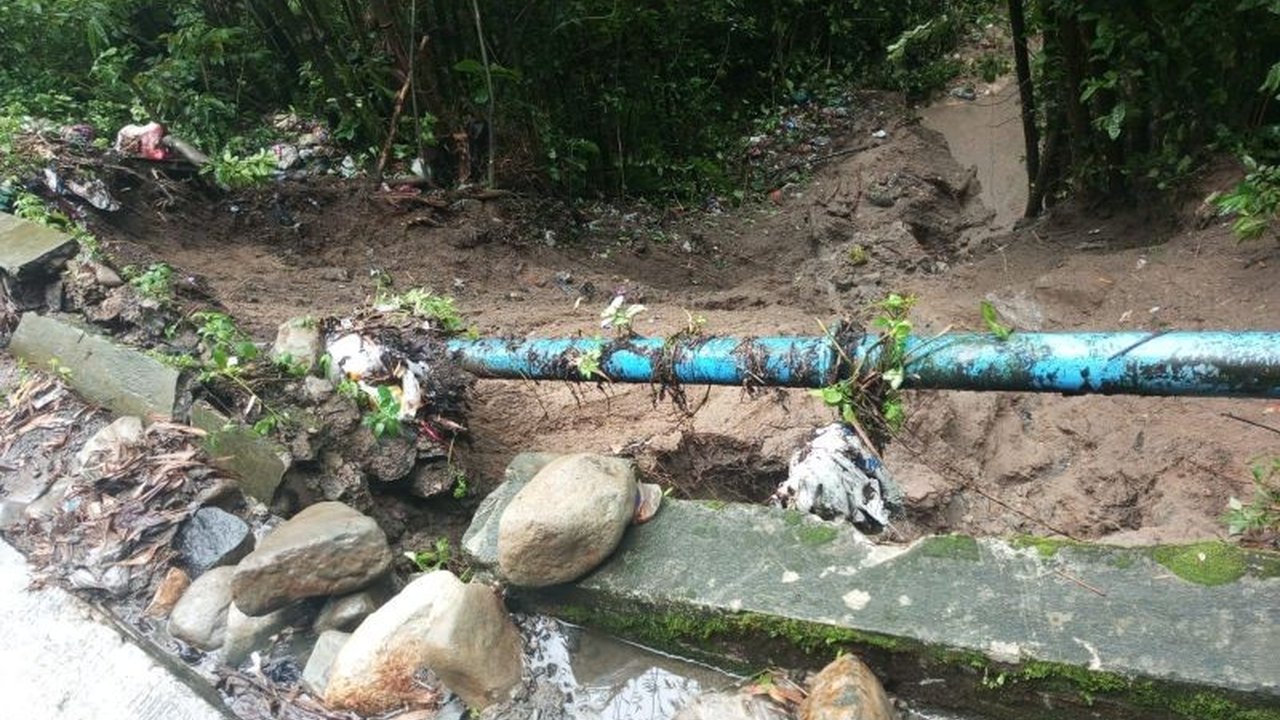 Dinas Pekerjaan Umum dan Penataan Ruang (PUPR) Lampung Barat bergerak cepat memasang tanggul darurat untuk mencegah perluasan kerusakan jalan ambles di ruas vital Padang Dalom-Sukarami pasca longsor akibat hujan deras.