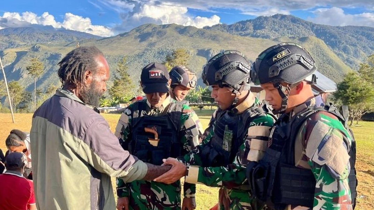 Prajurit Satgas Yonif 511 Lanny Jaya menunjukkan empati mendalam dengan melayat ke rumah duka warga, mempererat hubungan TNI dan masyarakat di Papua Pegunungan.