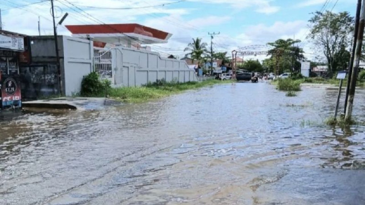 Banjir Sampit merendam 14 ruas jalan dan sejumlah rumah di Kotawaringin Timur setelah hujan deras tiga jam pada Minggu pagi. BPBD Kotim sigap membantu warga dan memantau kondisi, mengimbau kewaspadaan.