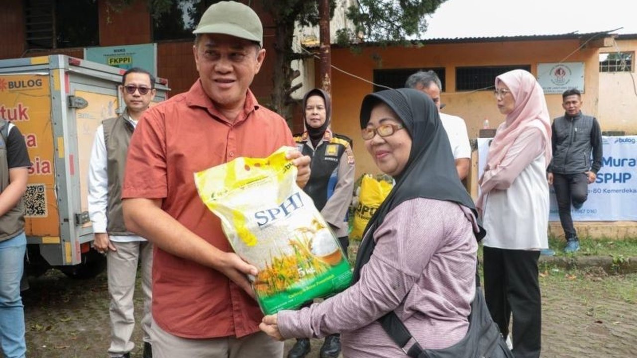 DKPP Bandung Salurkan Bantuan Pangan berupa beras dan minyak goreng kepada 146.232 Keluarga Penerima Manfaat (KPM) untuk meringankan beban masyarakat dan mengendalikan inflasi di Kota Bandung.