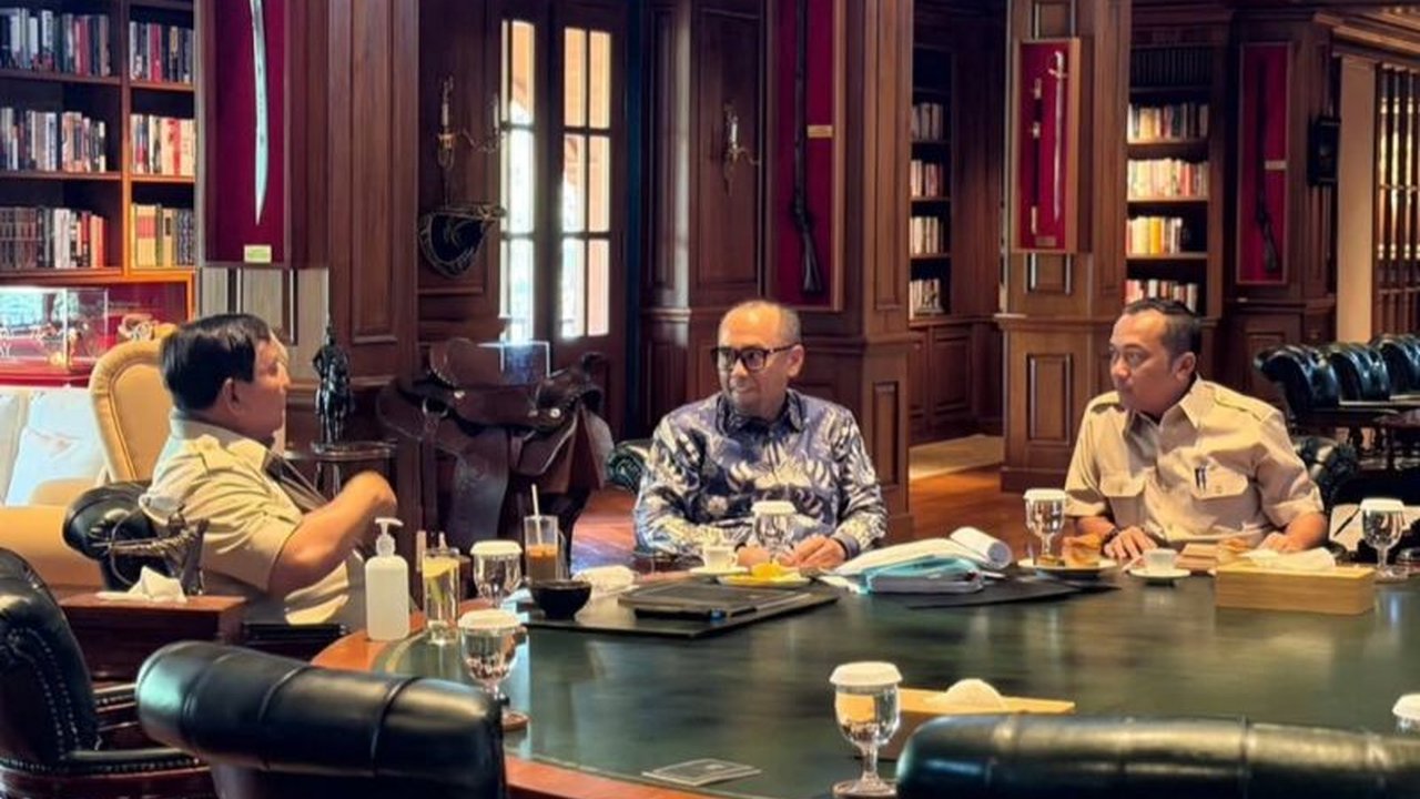 Presiden Prabowo Subianto menggelar pertemuan penting dengan Ketua PPATK Ivan Yustiavandana di Hambalang, membahas evaluasi transaksi keuangan demi tata kelola negara yang bersih dan akuntabel.