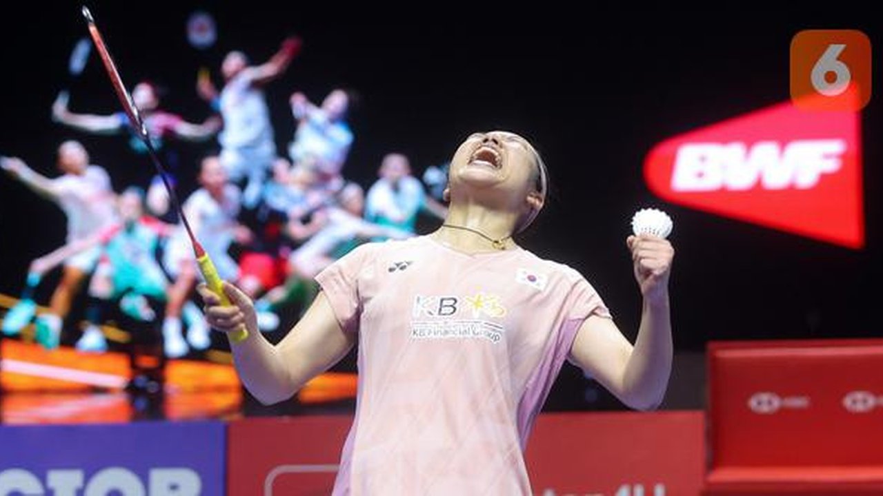 Tunggal putri, Korea Selatan, An Se Young, melakukan selebrasi setelah menjuarai Indonesia Open 2025 di Istora Senayan, Jakarta, Minggu, 8 Juni 2025. (Bola.com/M Iqbal Ichsan)