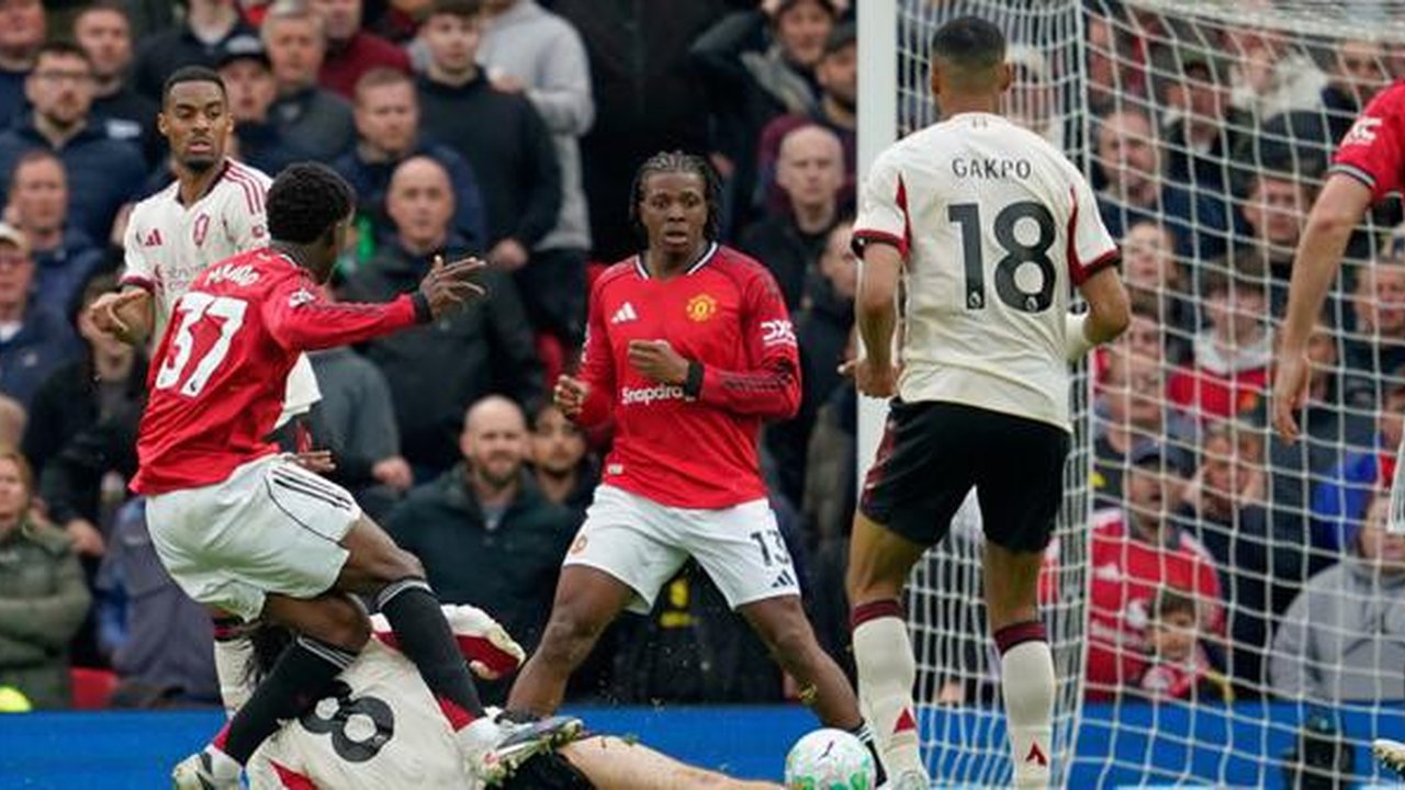 Kobbie Mainoo dari Manchester United, kiri, mencetak gol ketiga timnya selama pertandingan Liga Inggris antara Manchester United dan Liverpool di Manchester, Inggris, Minggu, 3 Mei 2026. (AP