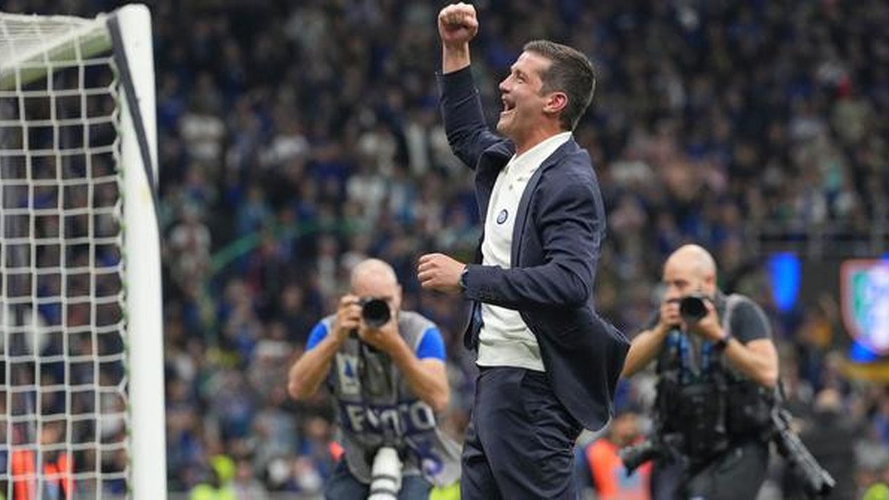 Gelar ini menjadi yang pertama bagi Cristian Chivu yang ditunjuk sebagai pelatih Inter Milan pada awal musim ini. (AP Photo/Luca Bruno)