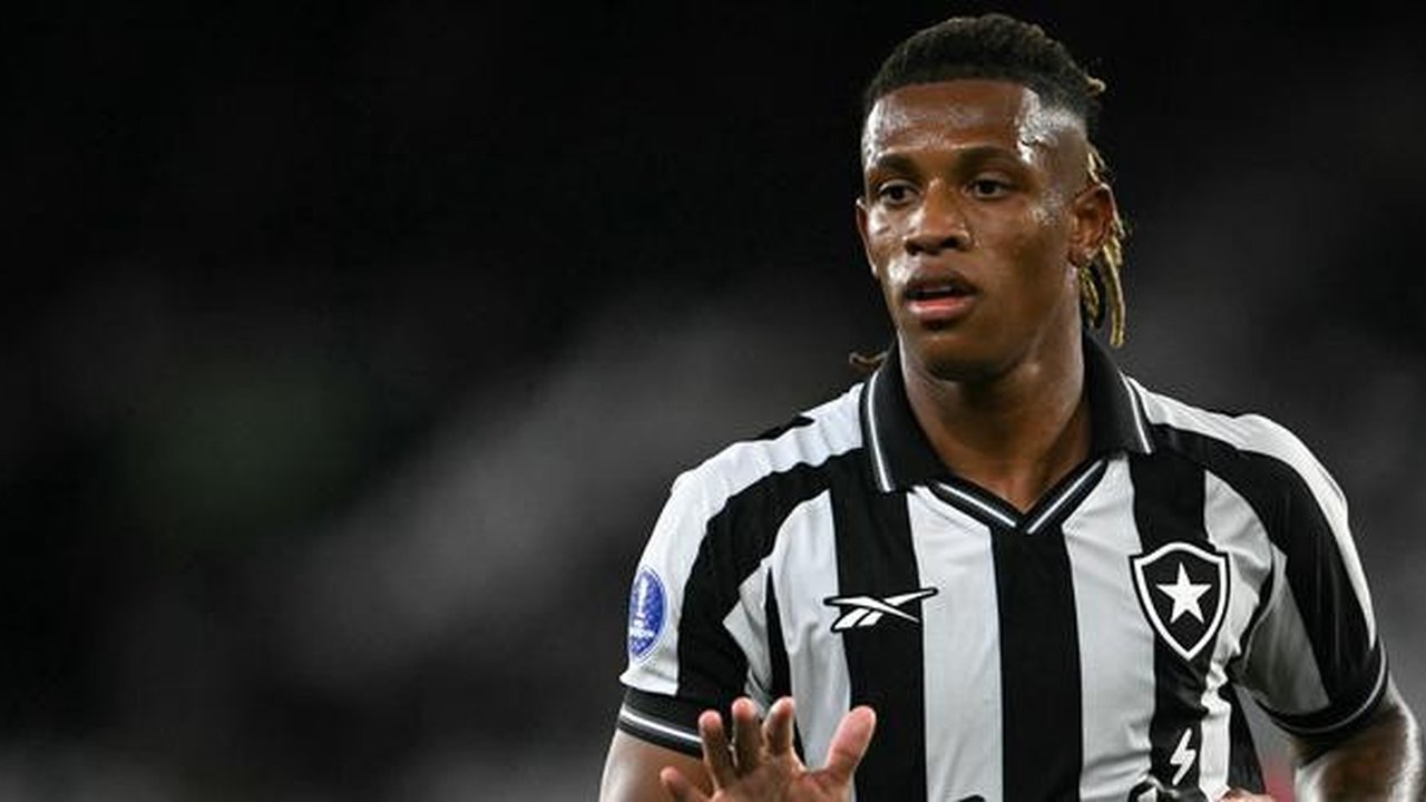 Gelandang Botafogo, Danilo, pada pertandingan sepak bola penyisihan grup Copa Sudamericana antara Botafogo Brasil dan Caracas FC Venezuela di stadion Nilton Santos di Rio de Janeiro, Brasil,