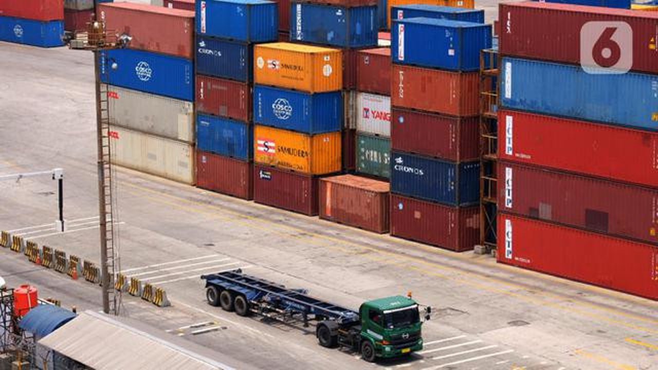 Aktivitas bongkar muat peti kemas di Pelabuhan Tanjung Priok, Jakarta, Jumat (29/10/2021). Badan Pusat Statistik (BPS) menyebutkan neraca perdagangan Indonesia pada September 2021 mengalam
