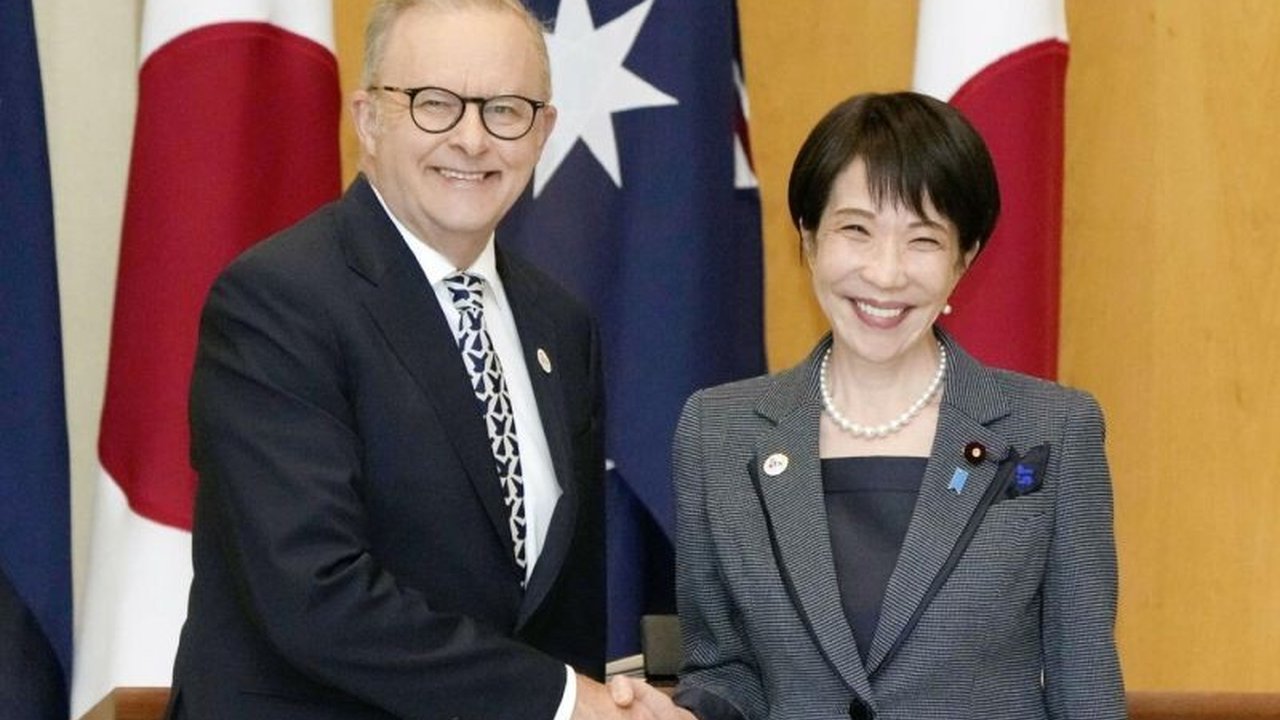 Australia dan Jepang sepakat memperdalam kerja sama pertahanan dan keamanan siber, termasuk berbagi intelijen dan pengembangan senjata. Simak detail kemitraan strategis kedua negara untuk menghadapi ancaman global yang terus berkembang.