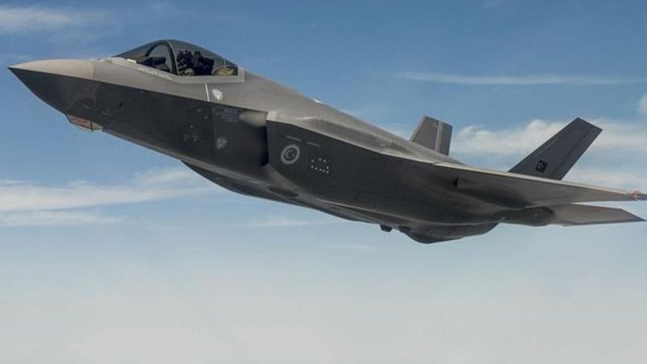 Badan Intelijen Pertahanan AS (DIA) menyuarakan kekhawatiran serius mengenai potensi Penjualan F-35 ke Arab Saudi yang dapat membocorkan teknologi sensitif ke China, memicu perdebatan internal di Washington.