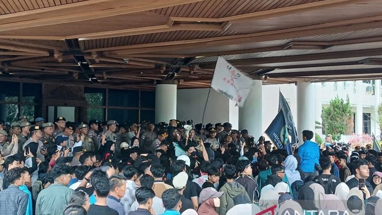 Enam mahasiswa diamankan Polresta Banda Aceh saat aksi menolak Pergub JKA di kantor Gubernur Aceh, memicu pertanyaan tentang batas-batas kebebasan berpendapat dan penanganan aksi massa.