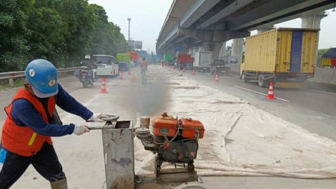 PT Jasamarga Transjawa Tol (JTT) memulai pemeliharaan berkala di ruas Tol Jakarta-Cikampek selama sepekan penuh. Pemeliharaan ini bertujuan menjaga keandalan infrastruktur dan memastikan kenyamanan pengguna jalan.
