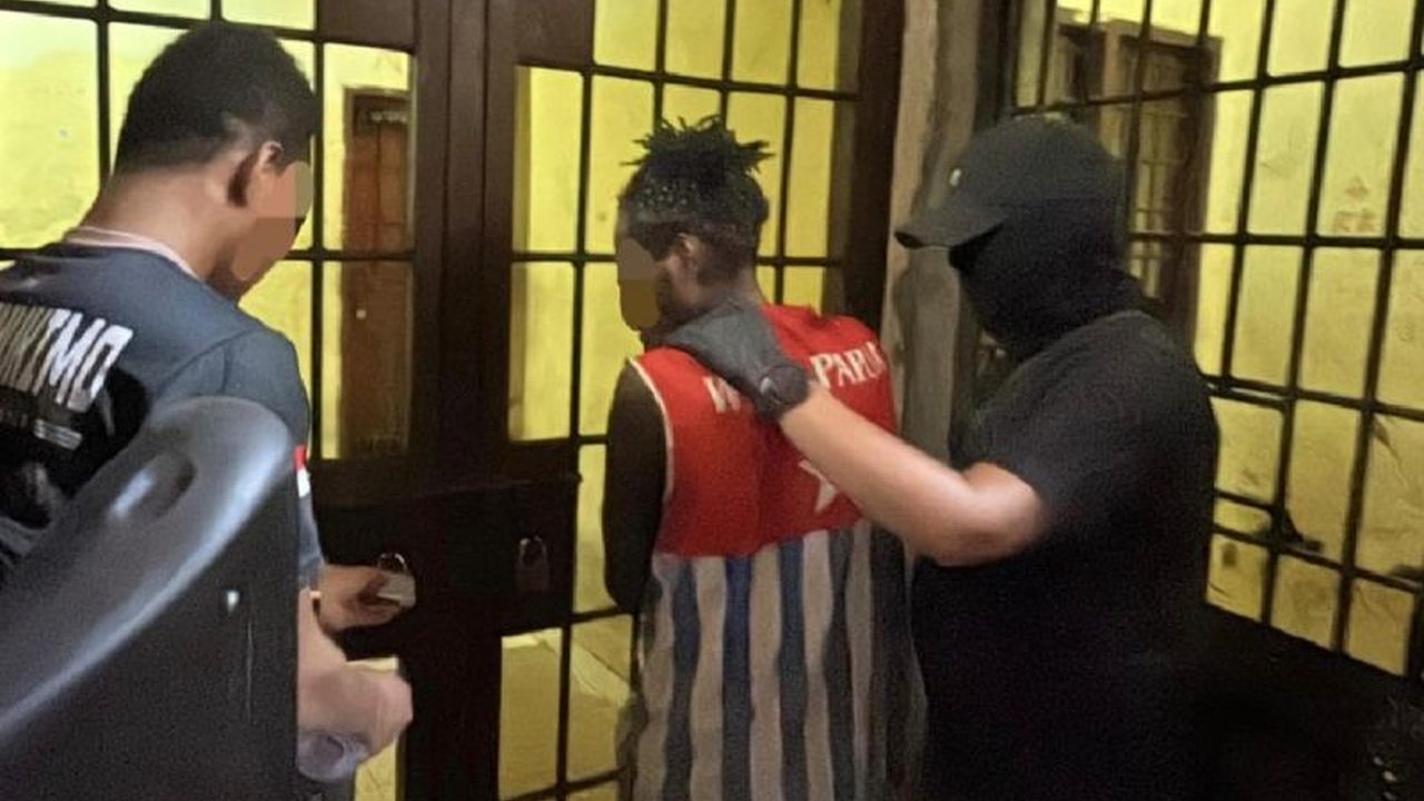 Tim gabungan Operasi Damai Cartenz berhasil melakukan Penangkapan KKB Yahukimo, mengamankan dua anggota Batalyon Yamue yang terlibat aksi kriminal. Simak detail pengakuan dan peran mereka dalam sejumlah kejahatan.