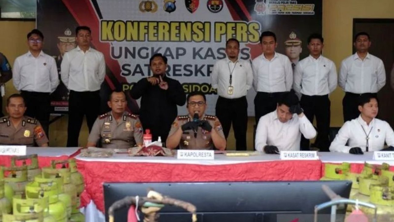 Polresta Sidoarjo berhasil membongkar praktik ilegal pengoplosan LPG di Sidoarjo, menangkap dua tersangka yang meraup keuntungan fantastis hingga puluhan juta rupiah dari penjualan gas subsidi.