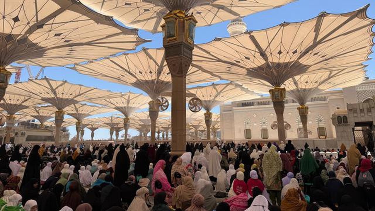 Jemaah haji Indonesia beribadah di Masjid Nabawi, Madinah, sebelum digeser ke Makkah. (dok. Media Center Haji 2026)