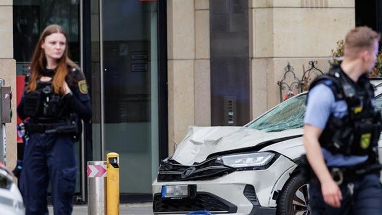 Mobil tabrak kerumunan di Jerman, menewaskan dua orang. Para saksi mengatakan mobil tersebut tampaknya dihentikan oleh sebuah tiang pembatas otomatis. (Dok. Jens Schlueter/AFP)