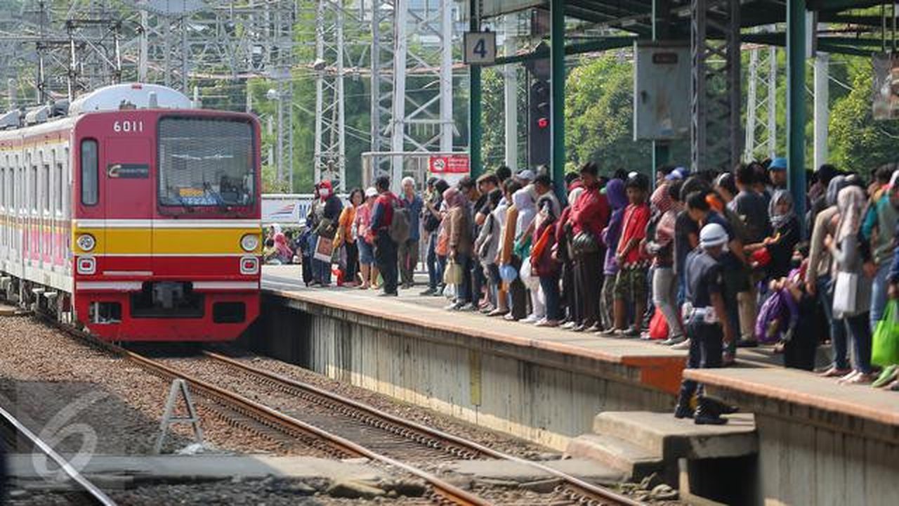 Kereta Comuter Line tiba di Stasiun Manggarai, Jakarta, Selasa (28/3). Stasiun Manggarai dipadati penumpang yang hendak berlibur pada Hari Raya Nyepi Tahun Baru Saka 1939. Jumlah kenaikan