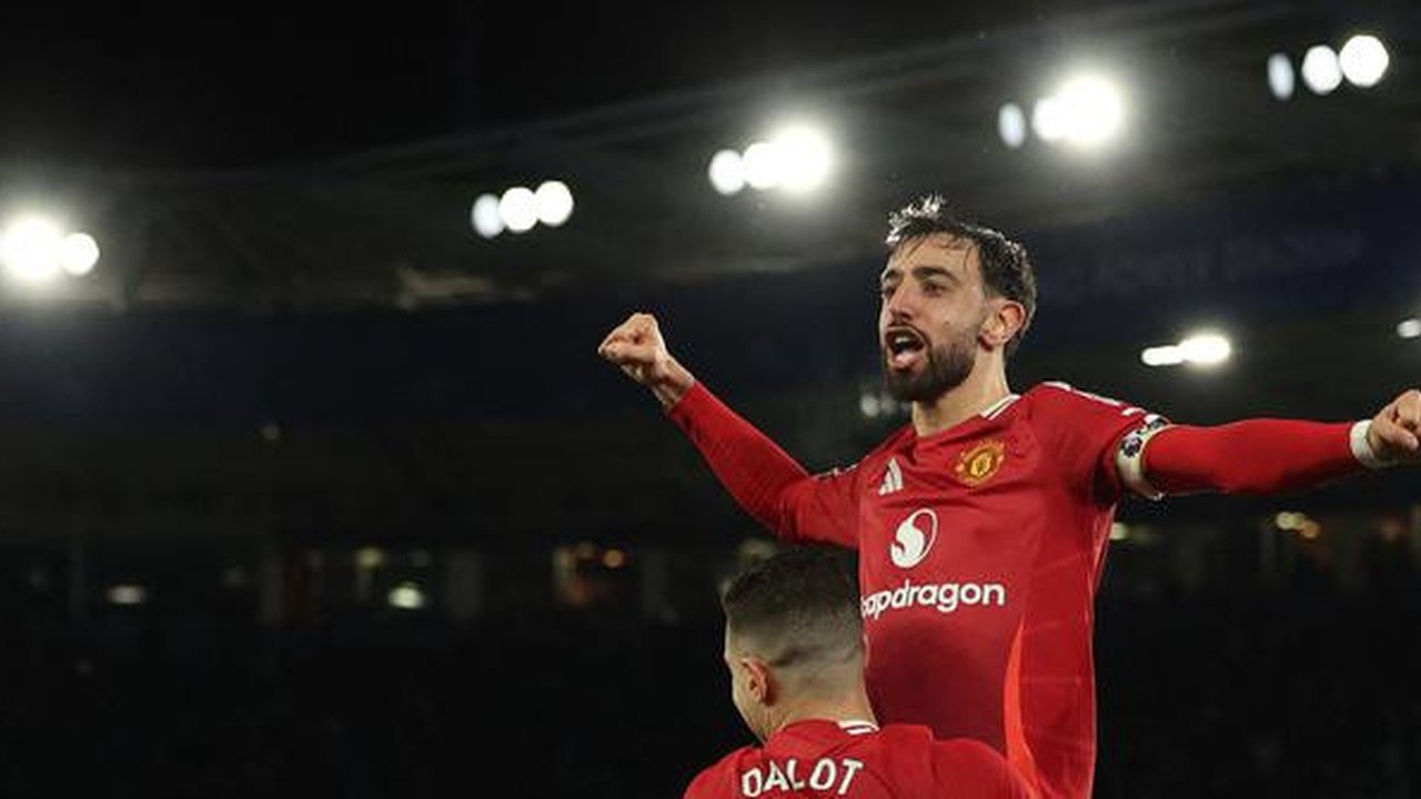 Dua pemain Manchester United (MU) asal Portugal, Bruno Fernandes dan Diogo Dalot, merayakan gol ketiga ke gawang Leicester City dalam laga pekan ke-29 Premier League 2024/2025 di King Power S