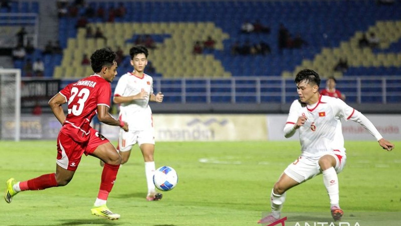 Timnas U17 Indonesia berhasil menahan imbang China 0-0 pada babak pertama laga perdana Grup B Piala Asia U17 2026. Pertahanan solid dan serangan balik cepat warnai duel sengit ini, membuat pembaca penasaran akan hasil akhir pertandingan.