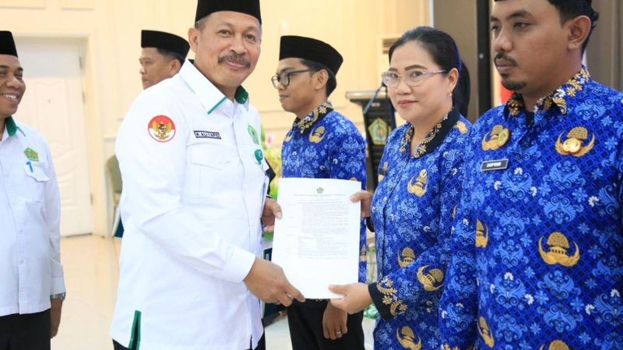 Kantor Wilayah Kemenag Sulsel menyerahkan SK Redistribusi 66 PPPK untuk optimalkan penempatan ASN, perkuat kinerja, dan pelayanan publik, serta mendekatkan pegawai dengan keluarga.