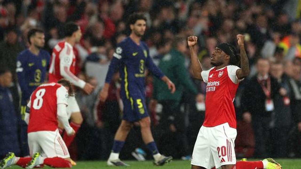 Gelandang Arsenal, Noni Madueke, merayakan keberhasilan timnya melangkah ke final Liga Champions 2025/2026 setelah menyingkirkan Atletico Madrid dengan kemenangan agregat 2-1. (Adrian Dennis