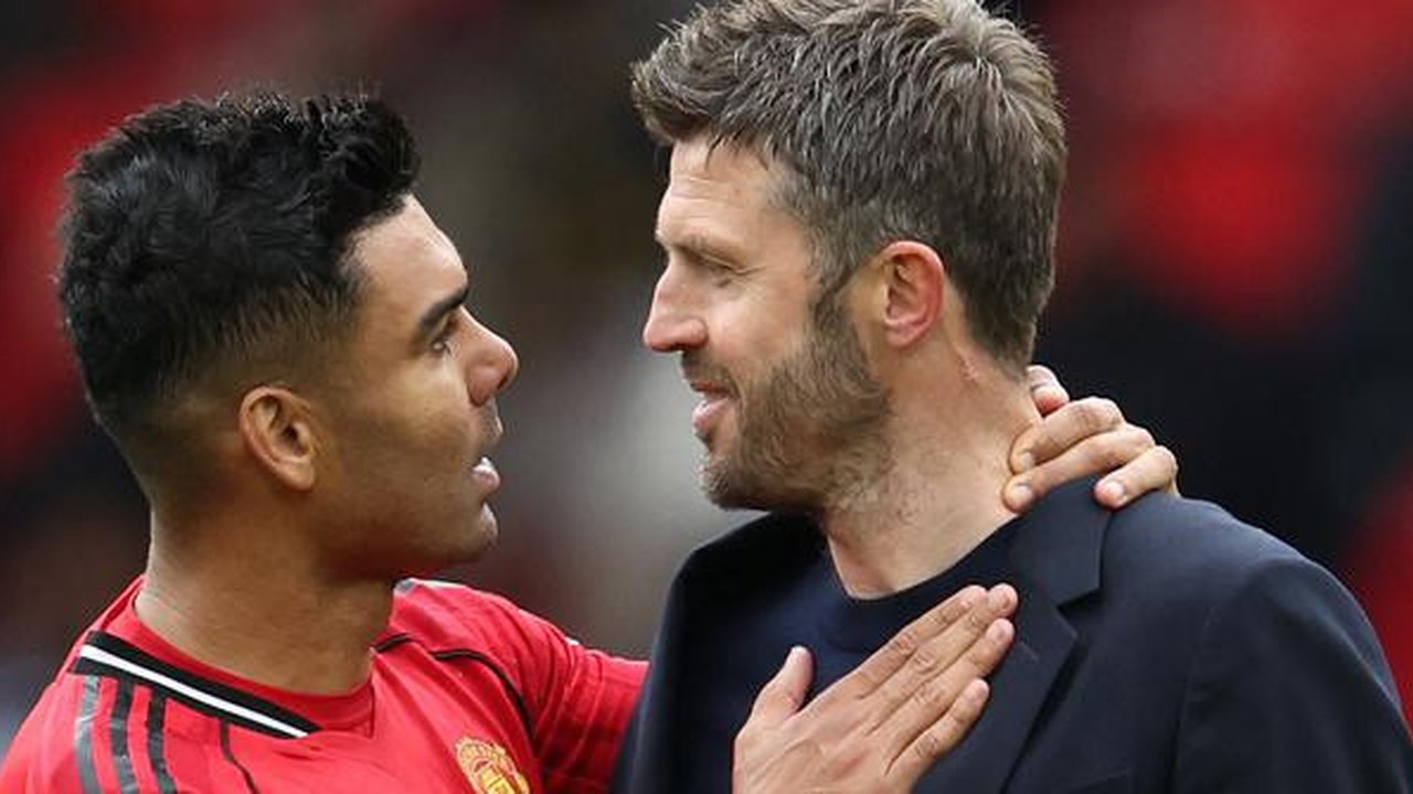 Manajer interim Manchester United, Michael Carrick (kanan), dan Casemiro. (Darren Staples / AFP)