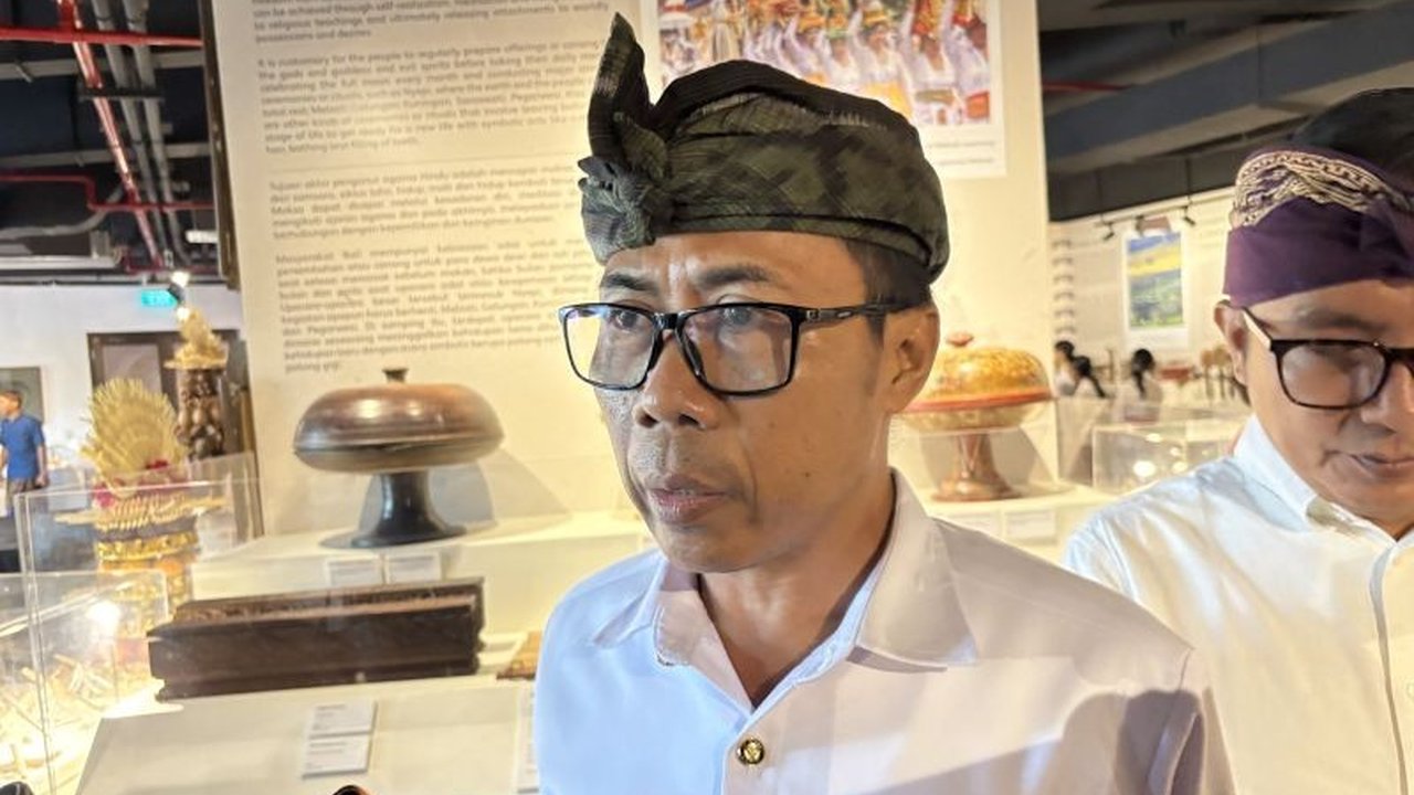 Pesta Kesenian Bali (PKB) 2026 akan hadir dengan pola baru. Dinas Kebudayaan Bali menggandeng Event Organizer (EO) untuk memastikan pembayaran seniman lebih cepat dan layanan profesional, meningkatkan kualitas penyelenggaraan.