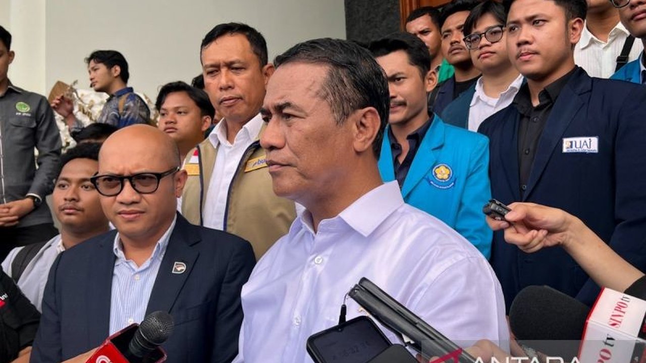 Menteri Pertanian Andi Amran Sulaiman mengambil langkah cepat dengan pencabutan izin distribusi pupuk subsidi setelah menerima laporan mahasiswa, menunjukkan komitmen kuat dalam memberantas mafia dan memperbaiki tata kelola pertanian demi produktivitas pa