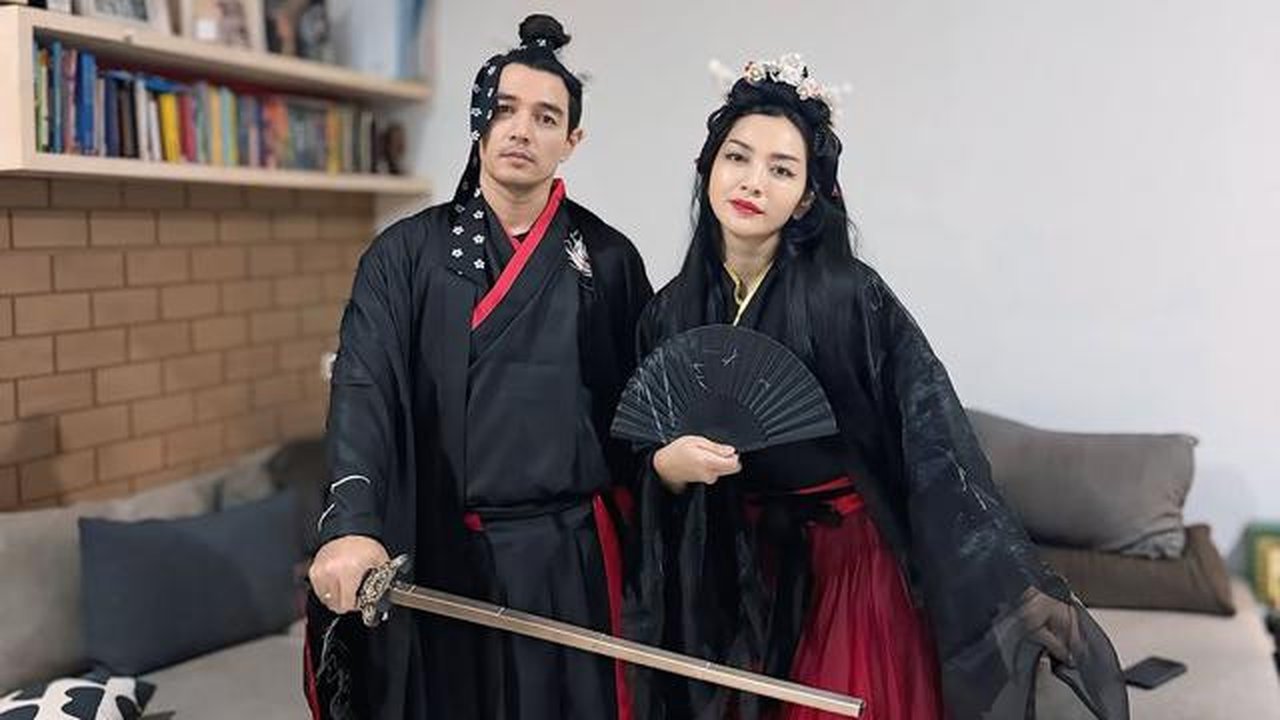 Lihat di sini gaya Hesti Purwadinata dan suami saat buka puasa bersama. [@hestipurwadinata].