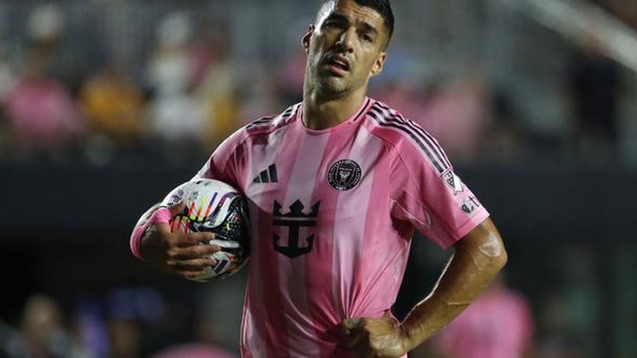 Luis Suarez yang ditunjuk sebagai algojo berhasil menuntaskan tugasnya. Ia berhasil membuka keran gol dari tendangan penalti. (AFP/Rich Storry)