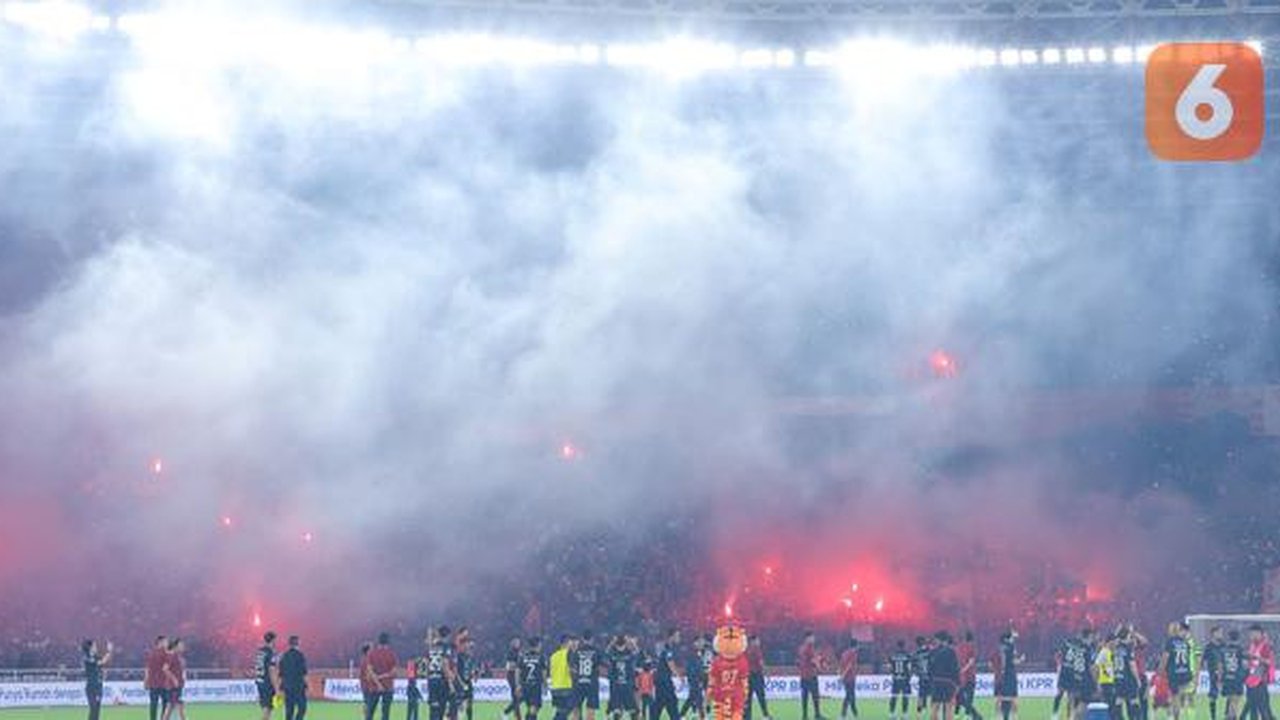 Pantauan langsung Bola.com di lapangan memperlihatkan hampir tidak ada celah yang tersisa di tribune Stadion Utama Gelora Bung Karno. Bahkan, anak tangga yang seharusnya steril pun terisi ole