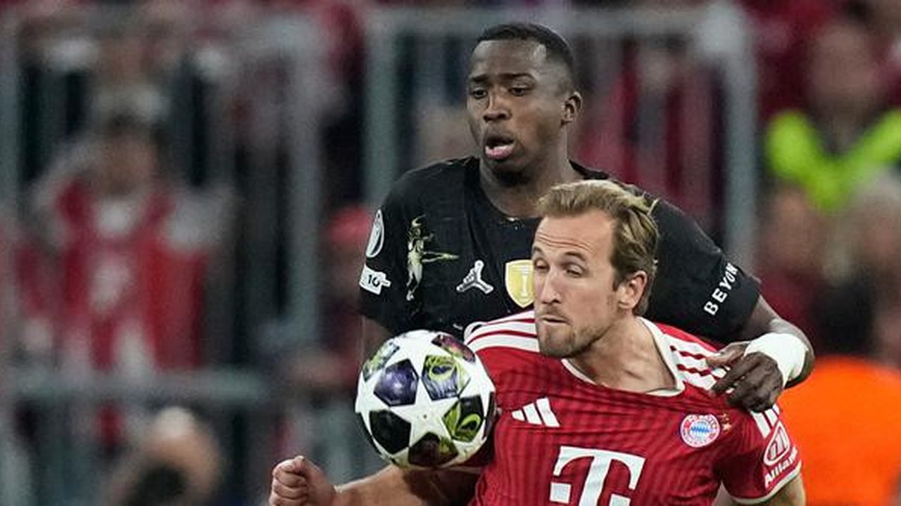Willian Pacho mencoba merebut bola dari Harry Kane di laga Bayern Munchen vs PSG, Kamis (7/5/2026) (AP Photo/Matthias Schrader)