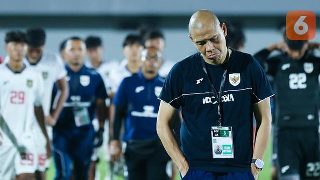 Pelatih Timnas Indonesia U-17, Nova Arianto tertunduk lesu usai memimpin tim asuhannya bertanding melawan China dalam laga uji coba di Indomilk Arena, Tangerang, Banten, Minggu (8/2/2026). (B