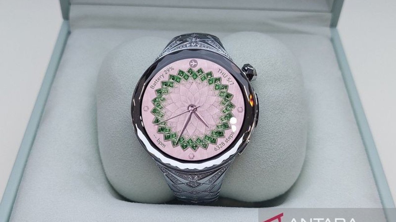 Huawei meluncurkan Smartwatch Mewah Watch Ultimate Design Spring Edition hasil kolaborasi dengan perancang perhiasan Francesca Amfitheatrof, menargetkan segmen perempuan dengan desain elegan dan fitur canggih.
