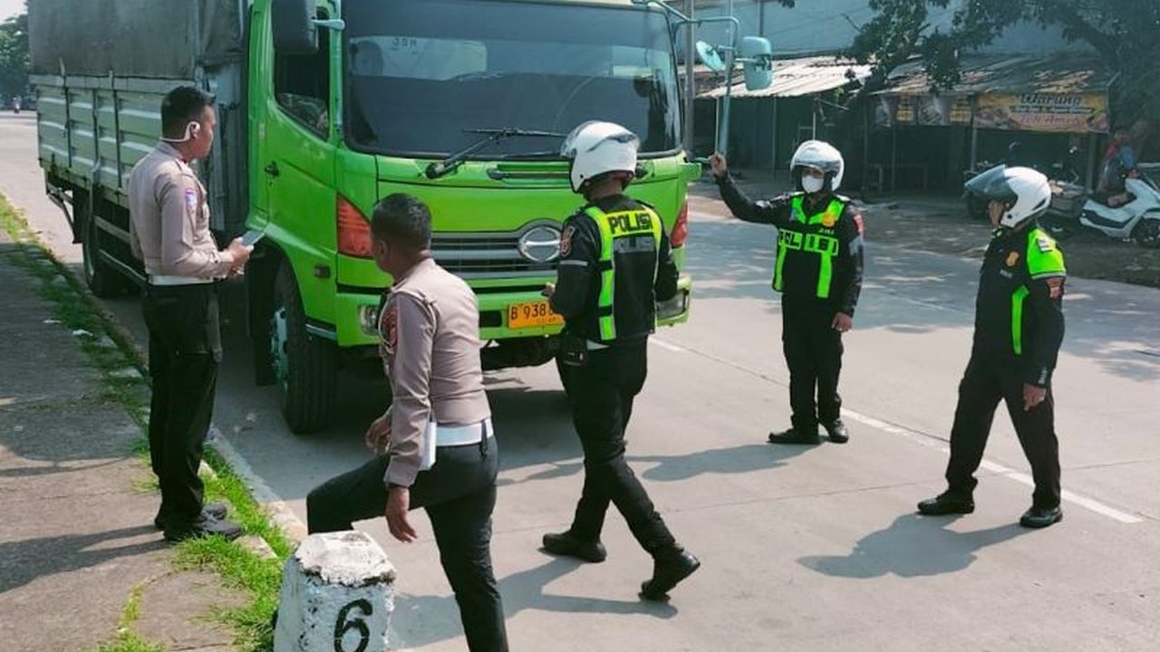 Polres Karawang mengungkap praktik penyalahgunaan solar subsidi dari sebuah dump truk di Jalan Lingkar Tanjungpura. Berawal dari patroli parkir liar, petugas menemukan modifikasi tangki, kini pelaku telah ditetapkan tersangka.