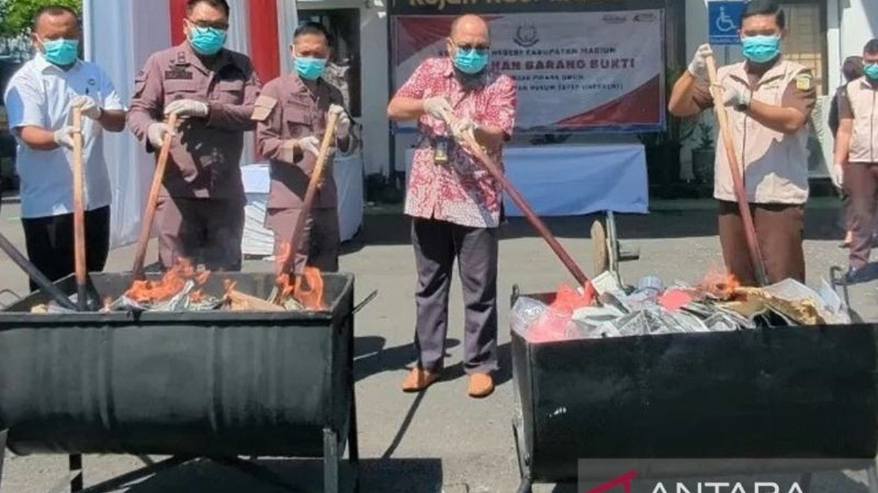 Kejaksaan Negeri Kabupaten Madiun memusnahkan 1,1 kilogram sabu dan barang bukti lainnya. Langkah ini menegaskan komitmen Kejari Madiun Musnahkan Sabu dan tindak pidana lainnya.