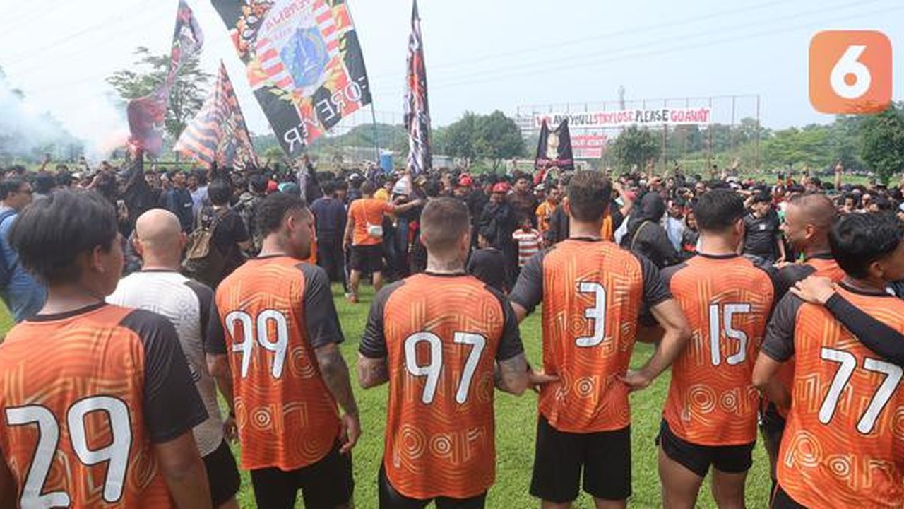 Ratusan suporter Persija Jakarta, The Jakmania, menyerbu latihan tim kebanggaannya di Persija Training Ground, Depok, pada Jumat (8/5/2026) pagi WIB. (Bola.com/Muhammad Iqbal Ichsan)